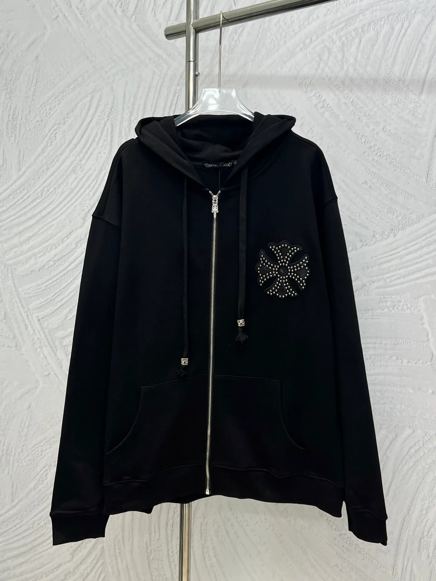 P370 𝗖𝗵𝗿𝗼𝗺𝗲 𝗛𝗲𝗮𝗿𝘁𝘀Cro Heart pure cotton terry zipper hooded jacket. High weight cotton double yarn 380g large terry fabric, fixed and dyed matching ribs, customized full set of accessories, clear letters and perfect restoration without difference. High-end atmosphere and full grade! The entire dress is exclusively customized with heavy craftsmanship, including burnt flowers and leather embroidery with Sanskrit text, and heavy custom-made bead blasting craftsmanship, which is perfectly combined with precise stitching! All wiring is special machine chain double wire, absolutely high quality craftsmanship!  Size: M L XL XXL